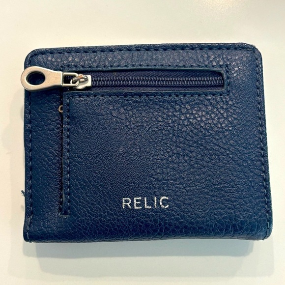 RELIC Takeaway Flap Hearts Bifold Leather Wallet Blue Red - Picture 2 of 4